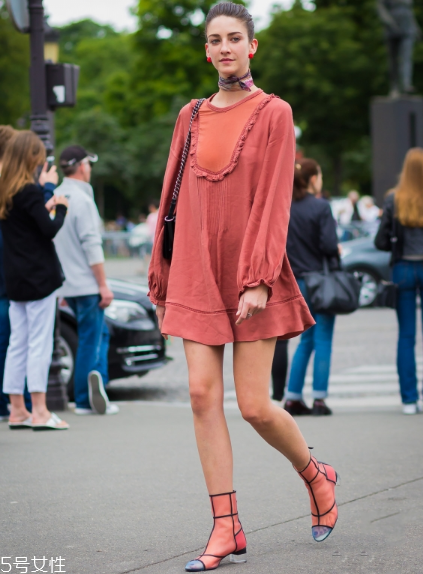 參加婚禮穿什么鞋子？優(yōu)雅與時(shí)髦并存