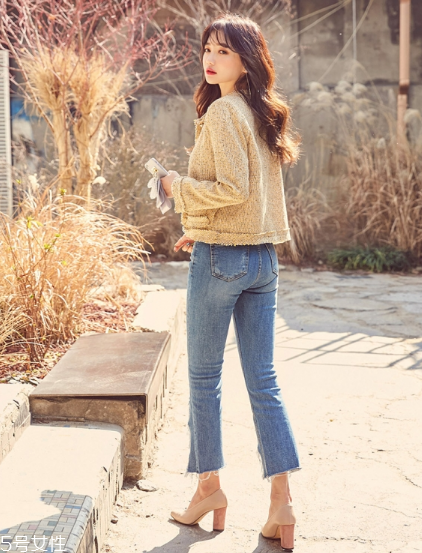 粗跟高跟鞋怎么搭配？春夏必備穿搭