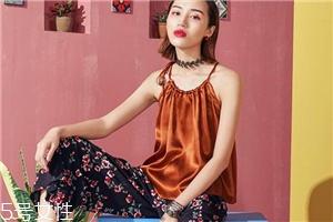 平胸穿什么衣服好看？性感的平胸穿搭