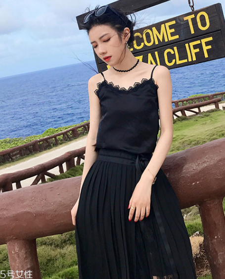 平胸穿什么衣服好看？性感的平胸穿搭