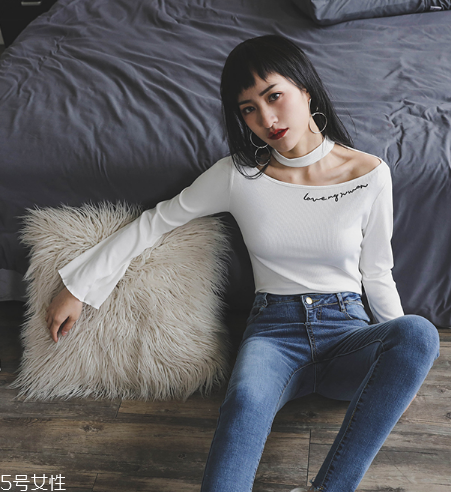 平胸穿什么衣服好看？性感的平胸穿搭
