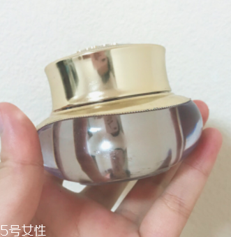 面霜可以當(dāng)眼霜嗎？年輕肌膚可以少量用