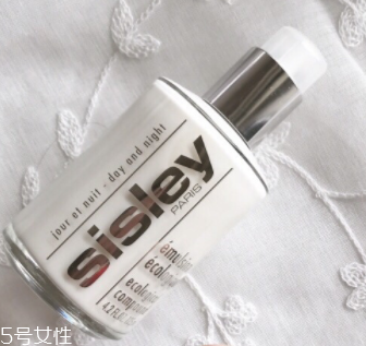 面霜和乳液都要用嗎？油皮可以只用一種