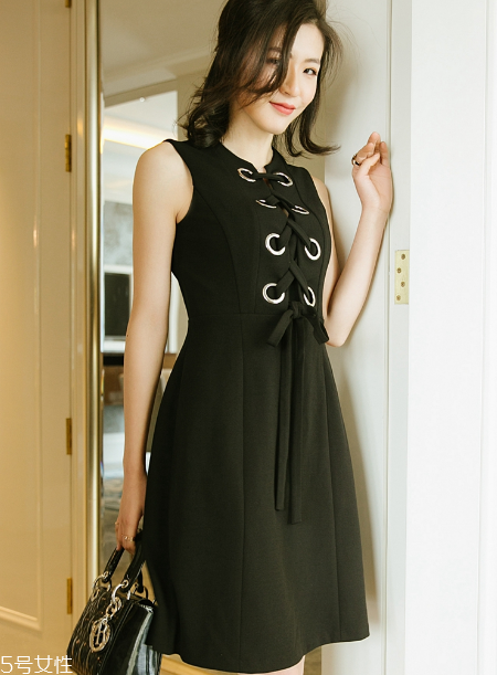 2018流行什么款式小黑裙？最經(jīng)典的性感風(fēng)