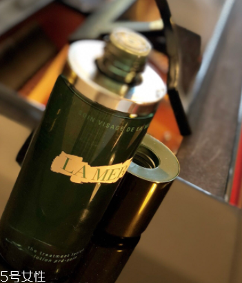 海藍之謎精萃液跟爽膚水有什么區(qū)別？用于爽膚水之后