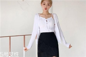 黑色短裙配什么上衣？基本款也能很時(shí)髦