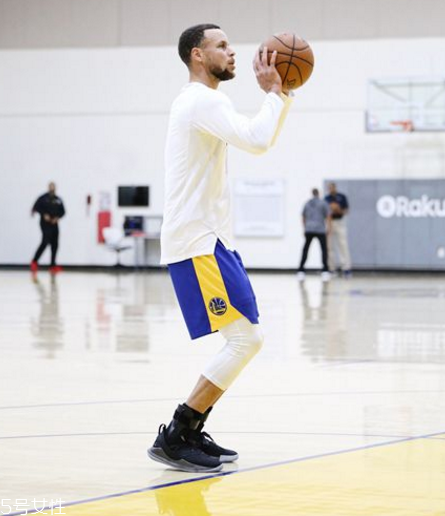 under armour curry 5庫(kù)里五代戰(zhàn)靴多少錢(qián)？