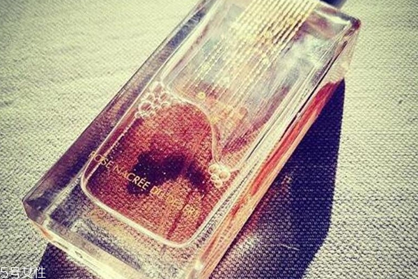 嬌蘭沙漠玫瑰香水好聞嗎？剛烈玫瑰濃厚迷人