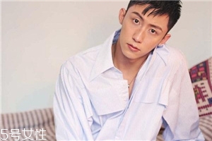 襯衫能貼身穿嗎？根據(jù)顏色深淺決定