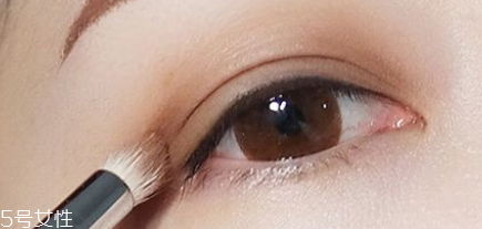 眼線刷硬了怎么回事？用后沒(méi)有及時(shí)清洗