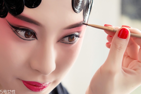 黑色眉筆怎么畫(huà)自然？淡掃眉毛輕下手