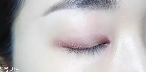 紫色眼影配什么口紅？配少女粉堪稱完美