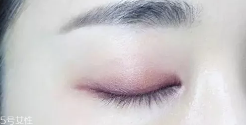 紫色眼影配什么口紅？配少女粉堪稱完美