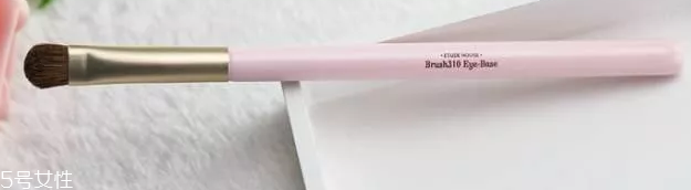 眼影用手還是刷子？兩種工具詳細(xì)用法
