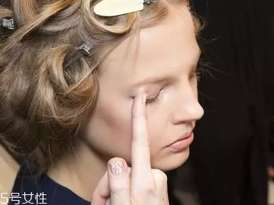 眼影用手還是刷子？兩種工具詳細(xì)用法