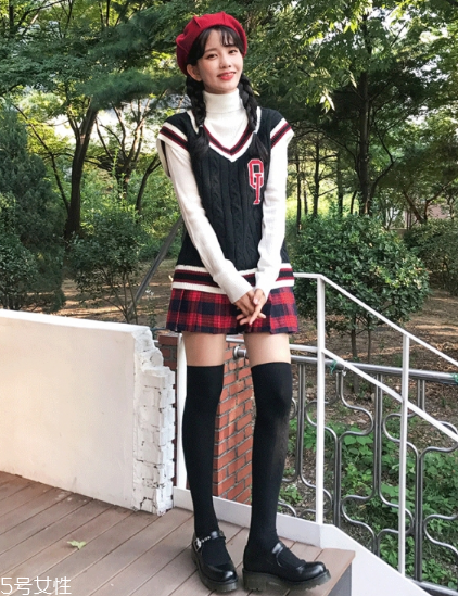格子百褶裙配什么上衣？美翻整個(gè)春夏