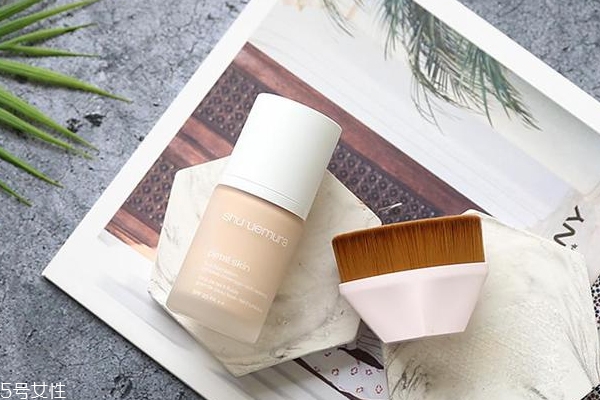 植村秀花瓣粉底液適合干皮嗎？持久保濕不浮粉