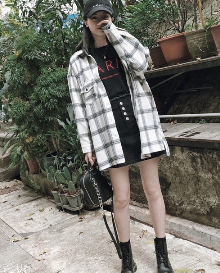 襯衫里面可以穿t恤嗎？淺色t恤可以穿