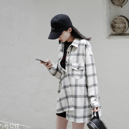 襯衫里面可以穿t恤嗎？淺色t恤可以穿