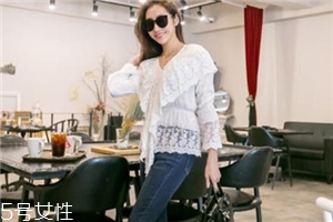 白色蕾絲上衣怎么搭配？女人味盡顯