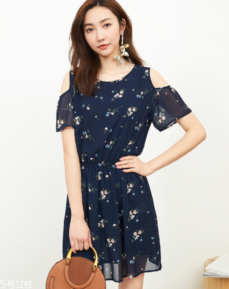 露肩上衣怎么搭配？屬于春天的小性感