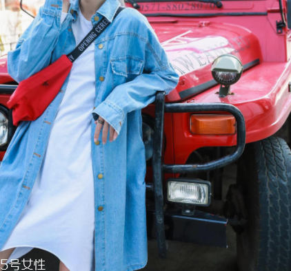 2022流行什么樣的牛仔外套？這8款最酷最百搭