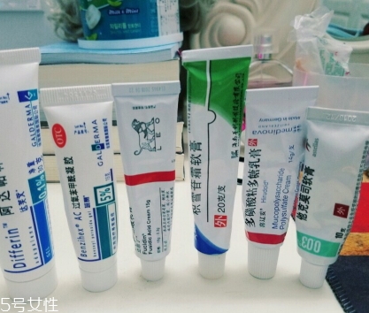 阿達(dá)帕林凝膠含激素嗎？