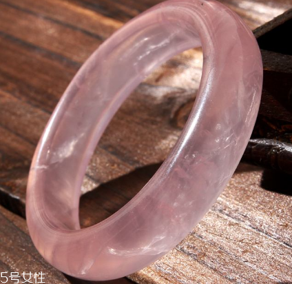粉晶手鐲戴哪只手？左手才能發(fā)揮作用
