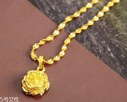 泡溫泉可以戴金項鏈嗎？泡溫泉最好別佩戴飾品