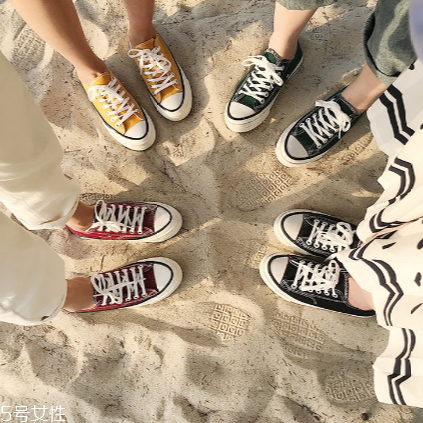 帆布鞋上的泥漬怎么去？巧妙去除泥漬