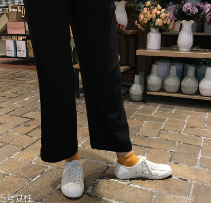 帆布鞋的白邊怎么刷才能白？白邊發(fā)黃這樣洗