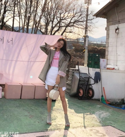 西裝配什么裙子好看？讓你美到挪不開眼
