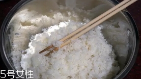 蟹籽壽司是真蟹籽嗎？認(rèn)真你就輸了