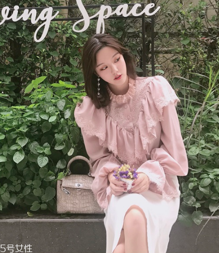 荷葉邊上衣怎么搭配？少女路線必備款