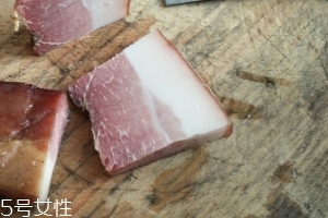 煙熏臘肉是熟的嗎？是生肉腌制的