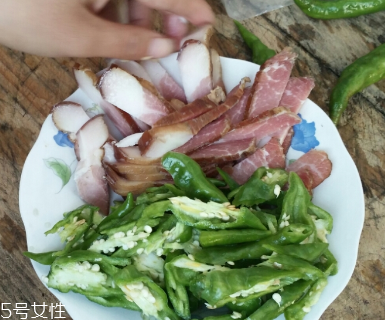 煙熏臘肉是熟的嗎？是生肉腌制的
