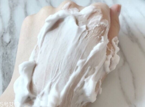 潔面泡沫能卸妝嗎？