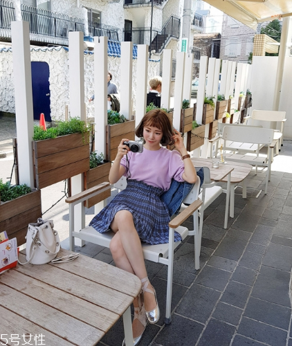 格子裙搭配什么上衣？俏皮少女范兒