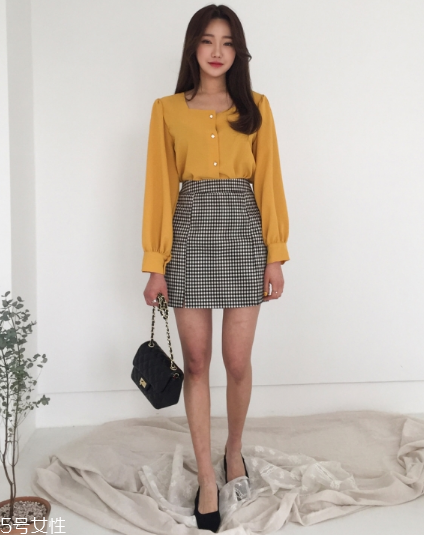 格子裙搭配什么上衣？俏皮少女范兒