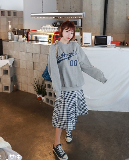 格子裙搭配什么上衣？俏皮少女范兒