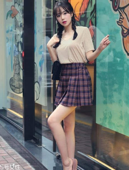 格子裙搭配什么上衣？俏皮少女范兒
