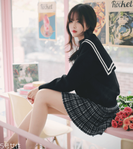格子裙搭配什么上衣？俏皮少女范兒