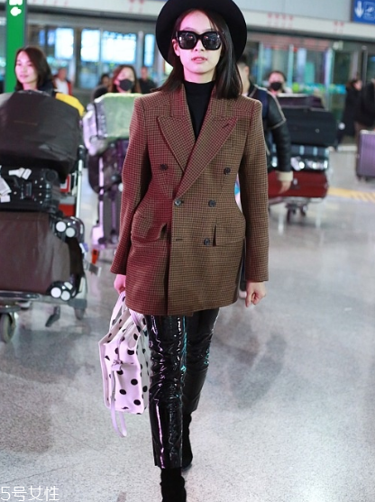 黑色打底衫怎么配衣服？時(shí)尚界的常青單品