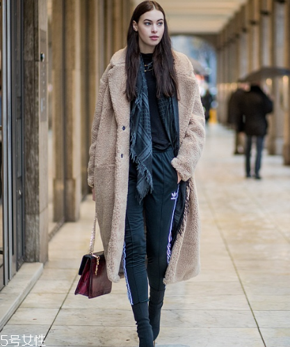 黑色打底衫怎么配衣服？時(shí)尚界的常青單品