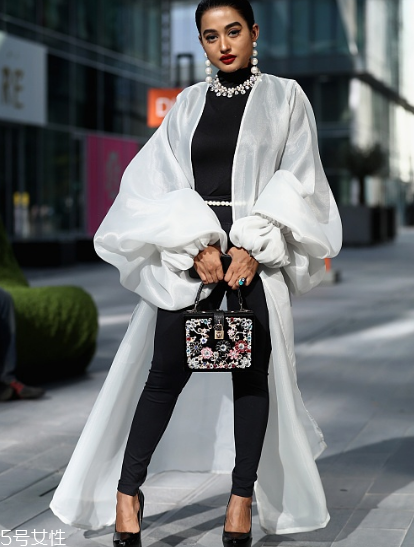 黑色打底衫怎么配衣服？時(shí)尚界的常青單品