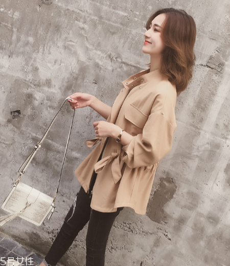 今年流行什么樣的風衣？這幾款少女感十足