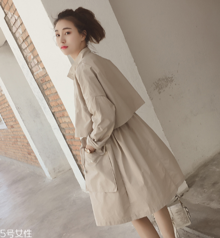 今年流行什么樣的風衣？這幾款少女感十足