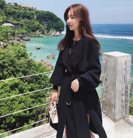 今年流行什么樣的風衣？這幾款少女感十足