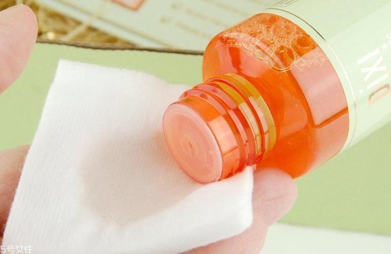 去角質(zhì)化妝水含酒精嗎？適合痘肌嗎？