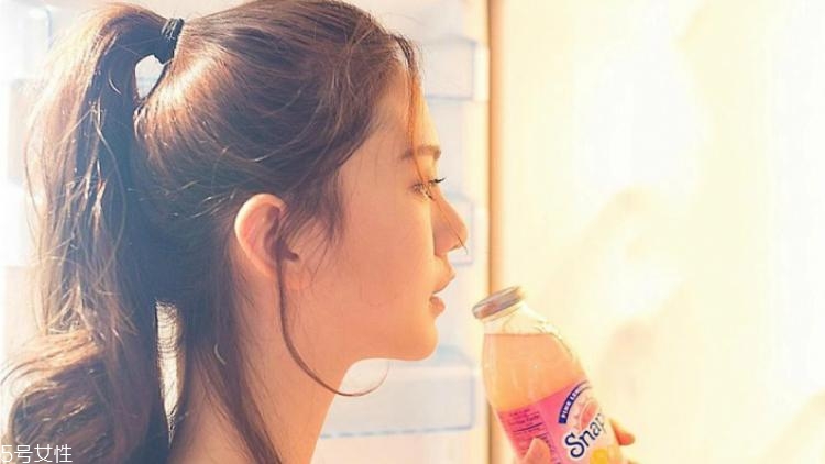 圓臉?lè)侥樳m合什么扎發(fā)？2018流行少女扎發(fā)